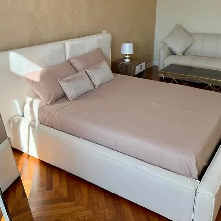 Starago Vienna - Confort E Stile Nel Cuore Di 고리치아